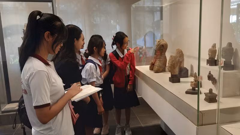 Học sinh Thành phố Hồ Chí Minh tham quan Bảo tàng Lịch sử Thành phố Hồ Chí Minh. Học sinh Thành phố Hồ Chí Minh tham quan Bảo tàng Lịch sử Thành phố Hồ Chí Minh.