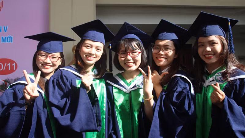 Sinh viên Khoa Y, Đại học Quốc gia Thành phố Hồ Chí Minh (nay là Trường đại học Khoa học Sức khỏe) tại lễ tốt nghiệp. Sinh viên Khoa Y, Đại học Quốc gia Thành phố Hồ Chí Minh (nay là Trường đại học Khoa học Sức khỏe) tại lễ tốt nghiệp.