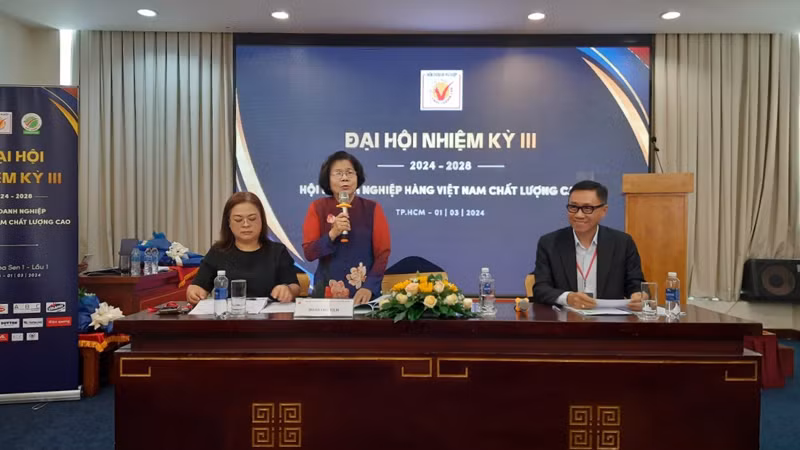 Bà Vũ Kim Hạnh, Chủ tịch Hội Doanh nghiệp hàng Việt Nam chất lượng cao nhiệm kỳ 3 phát biểu tại Đại hội.