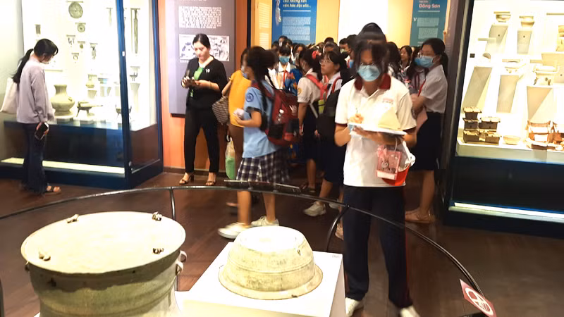 Học sinh Thành phố Hồ Chí Minh tham quan Bảo tàng Lịch sử Thành phố Hồ Chí Minh.