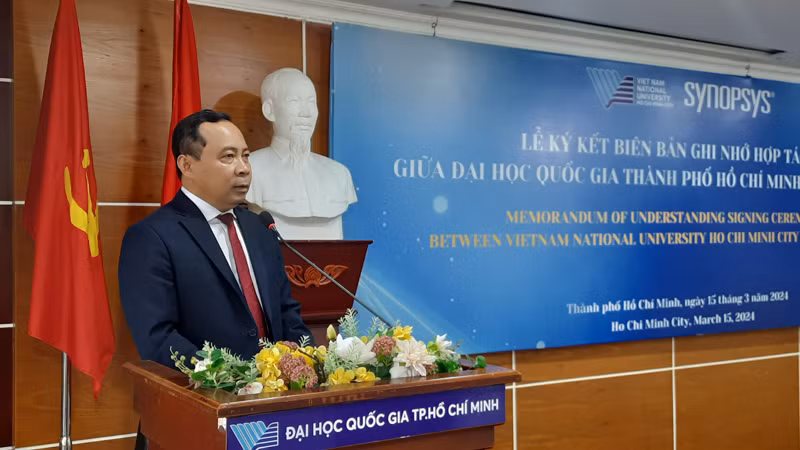 Phó Giáo sư, Tiến sĩ Vũ Hải Quân, Giám đốc Đại học Quốc gia Thành phố Hồ Chí Minh phát biểu tại lễ ký kết.