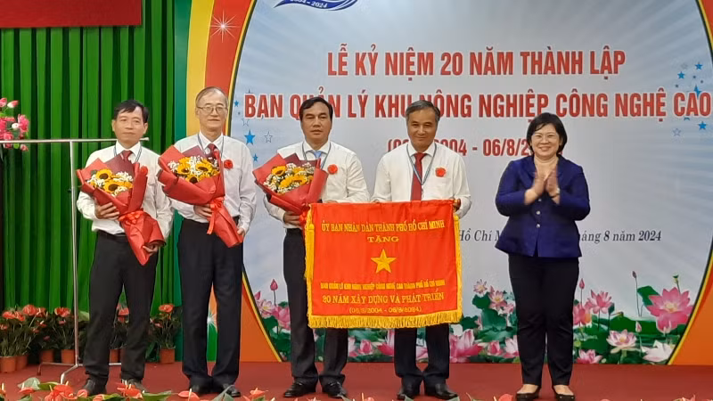 Lãnh đạo Ban quản lý Khu Nông nghiệp Công nghệ cao Thành phố Hồ Chí Minh nhận Cờ truyền thống của Ủy ban nhân dân Thành phố Hồ Chí Minh 