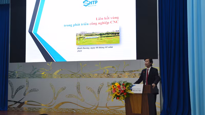 Phó Giáo sư, Tiến sĩ Nguyễn Anh Thi, Trưởng Ban Quản lý Khu Công nghệ cao Thành phố Hồ Chí Minh phát biểu tại Lễ khai giảng.