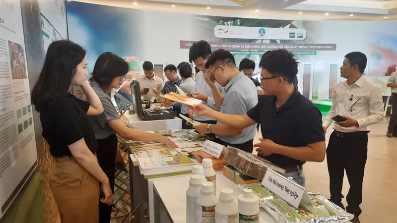Các đại biểu tham quan gian hàng trưng bày các sản phẩm nông nghiệp sạch tại hội nghị. 