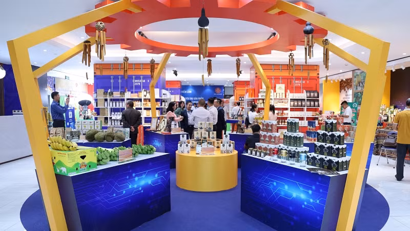 Các đại biểu tham quan các sản phẩm nông nghiệp tiêu biểu của tỉnh Đắk Lắk trưng bày tại ITPC. Các đại biểu tham quan các sản phẩm nông nghiệp tiêu biểu của tỉnh Đắk Lắk trưng bày tại ITPC.