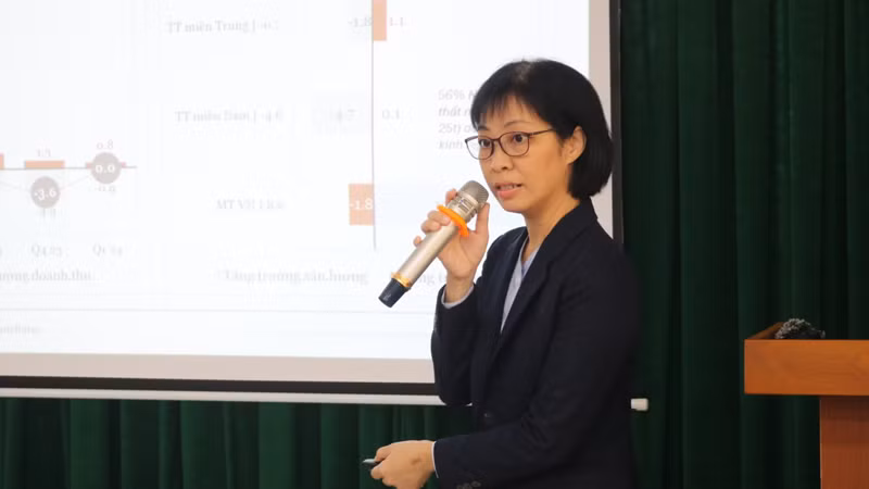 Diễn giả Nguyễn Cao Ngọc Dung phân tích các yếu tố ảnh hưởng đến kế hoạch bán lẻ.