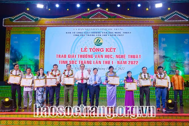 Ban Tổ chức tặng giải Cống hiến cho các cá nhân. (Ảnh: Báo Sóc Trăng)
