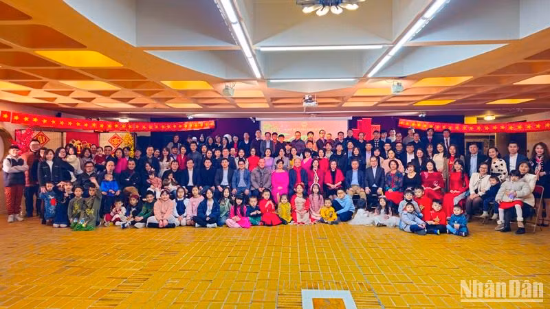 Đại sứ, cán bộ, nhân viên Đại sứ quán, Phái đoàn và các cơ quan đại diện Việt Nam tại Pháp chụp ảnh lưu niệm. (Ảnh: KHẢI HOÀN)