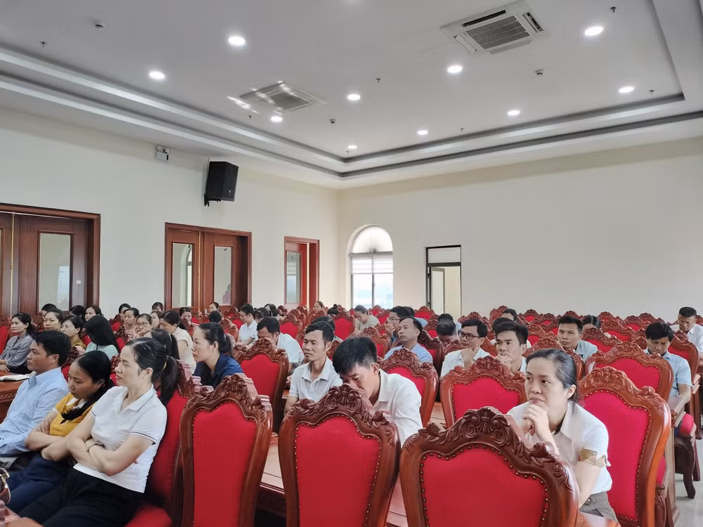 Hơn 60 học viên đến từ các xã trên địa bàn huyện Gia Viễn (Ninh Bình) tham gia lớp bồi dưỡng nâng cao kiến thức kỹ năng giao tiếp, ứng xử văn minh du lịch.