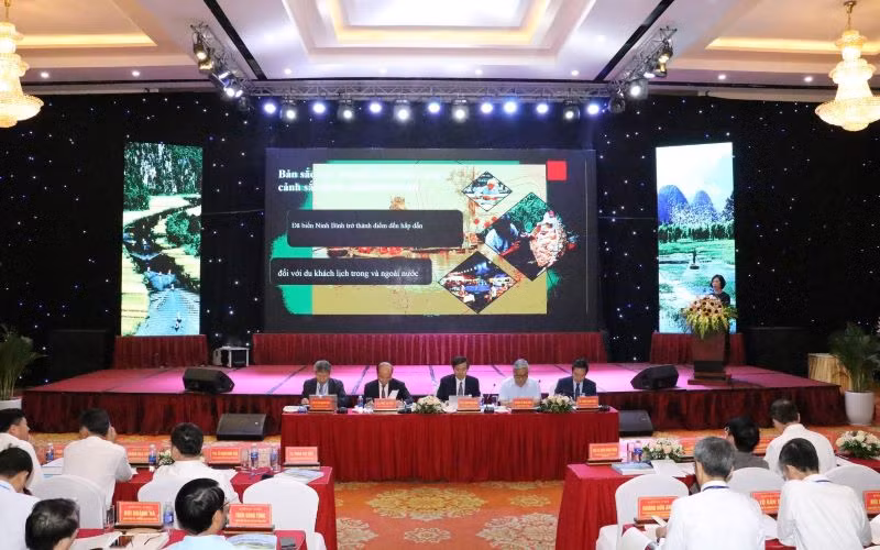 Phó giáo sư, Tiến sĩ Đoàn Minh Huấn, Ủy viên Trung ương Đảng, Bí thư Tỉnh ủy Ninh Bình điều hành tại phiên thứ nhất của hội thảo. (Ảnh: Đức Phương)