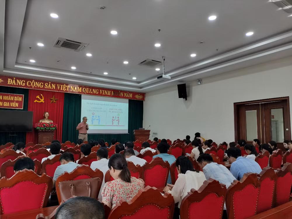 Toàn cảnh lớp bồi dưỡng nâng cao kiến thức kỹ năng giao tiếp, ứng xử văn minh du lịch năm 2023. Toàn cảnh lớp bồi dưỡng nâng cao kiến thức kỹ năng giao tiếp, ứng xử văn minh du lịch năm 2023.