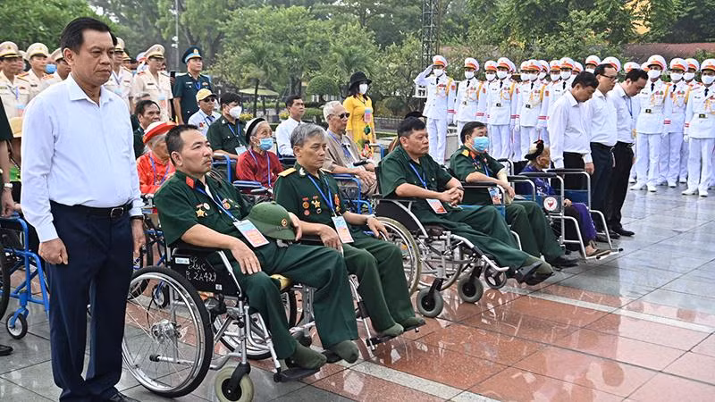 Các đại biểu dự Lễ kỷ niệm 75 năm Ngày Thương binh-Liệt sĩ và Gặp mặt đại biểu người có công với cách mạng tiêu biểu toàn quốc năm 2022 dâng hương tưởng niệm tại Đài tưởng niệm các Anh hùng liệt sĩ, đường Bắc Sơn, Hà Nội, tháng 7/2022. (Ảnh: Đăng Khoa)