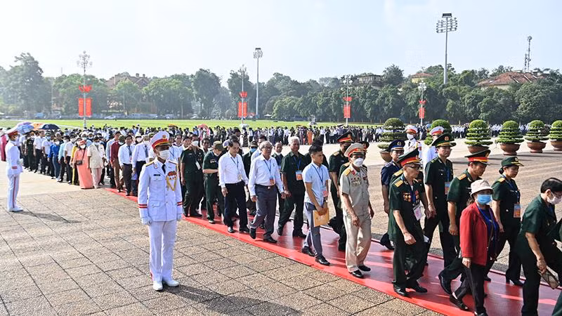Các đại biểu vào lăng viếng Chủ tịch Hồ Chí Minh, sáng 23/7. (Ảnh: Đăng Khoa)