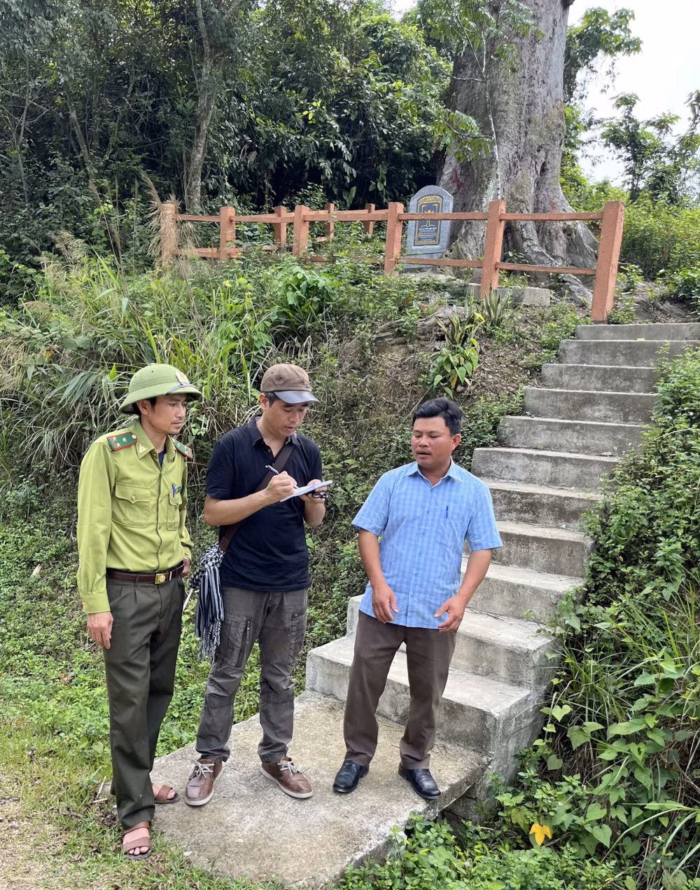 Nhà văn Nguyễn Xuân Thủy (giữa) trao đổi với các nhân vật về chủ đề cây di sản. Nhà văn Nguyễn Xuân Thủy (giữa) trao đổi với các nhân vật về chủ đề cây di sản.