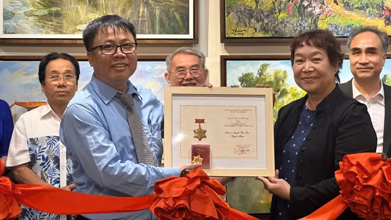 Dịp này, họa sĩ Quỳnh Thơm vinh dự được Hội Mỹ thuật Việt Nam trao Kỷ niệm chương Vì sự nghiệp mỹ thuật Việt Nam ghi nhận cống hiến miệt mài. Dịp này, họa sĩ Quỳnh Thơm vinh dự được Hội Mỹ thuật Việt Nam trao Kỷ niệm chương Vì sự nghiệp mỹ thuật Việt Nam ghi nhận cống hiến miệt mài.