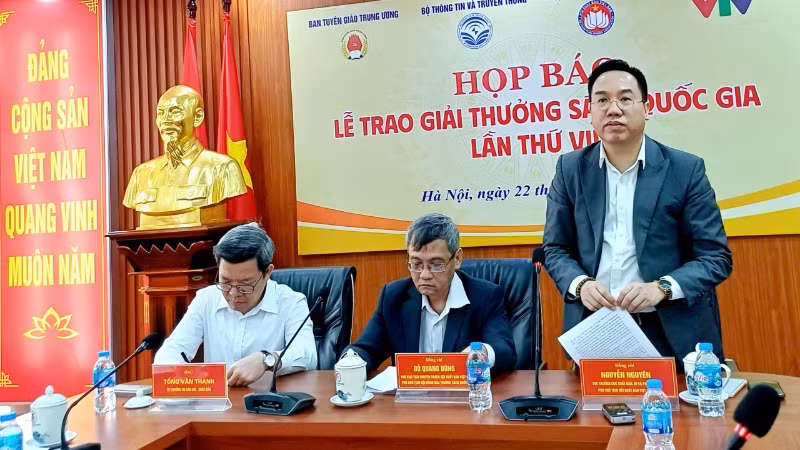 Đại diện Ban tổ chức trao đổi thông tin tại họp báo. Đại diện Ban tổ chức trao đổi thông tin tại họp báo.