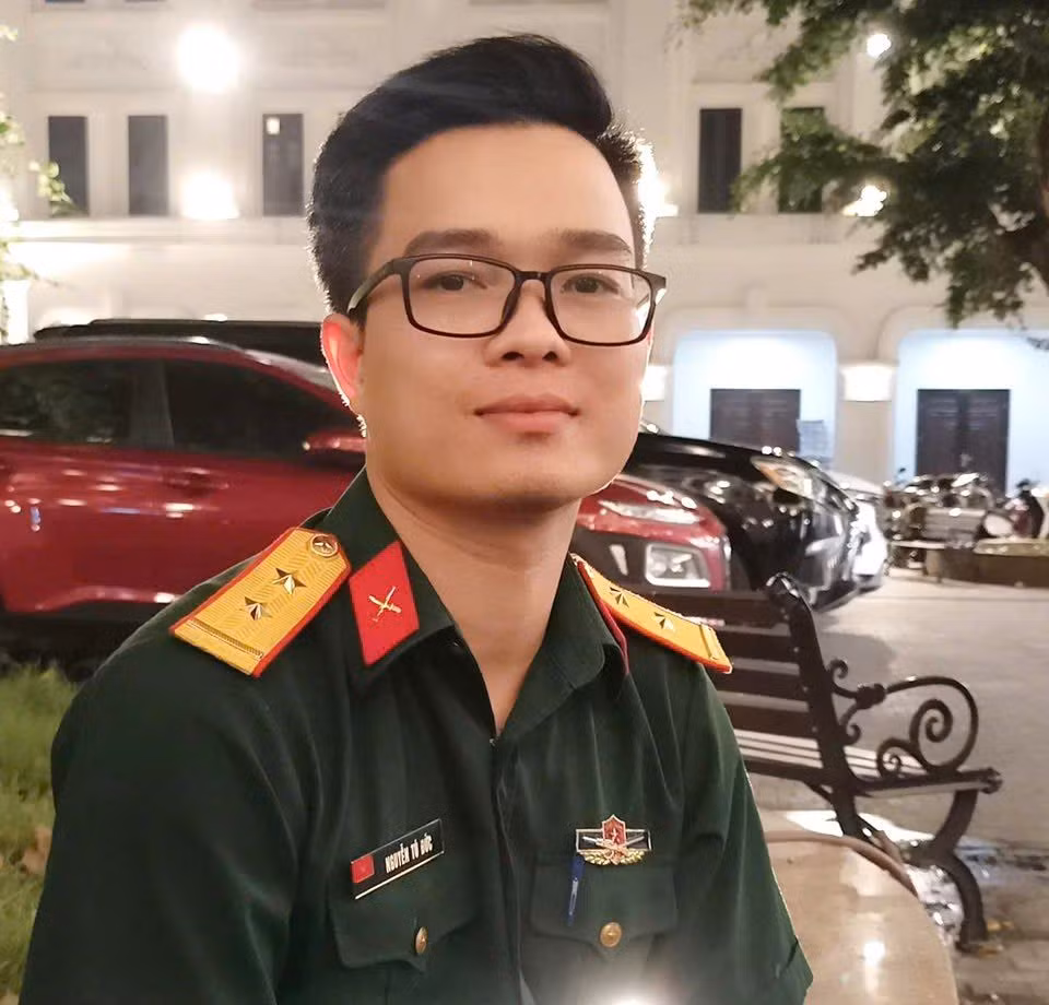 Trung úy - đạo diễn Nguyễn Tú Đức. Trung úy - đạo diễn Nguyễn Tú Đức.