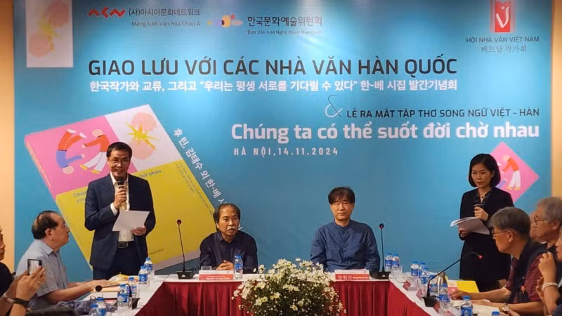 Cuộc giao lưu quy tụ các nhà văn, nhà thơ tiêu biểu của hai nước.