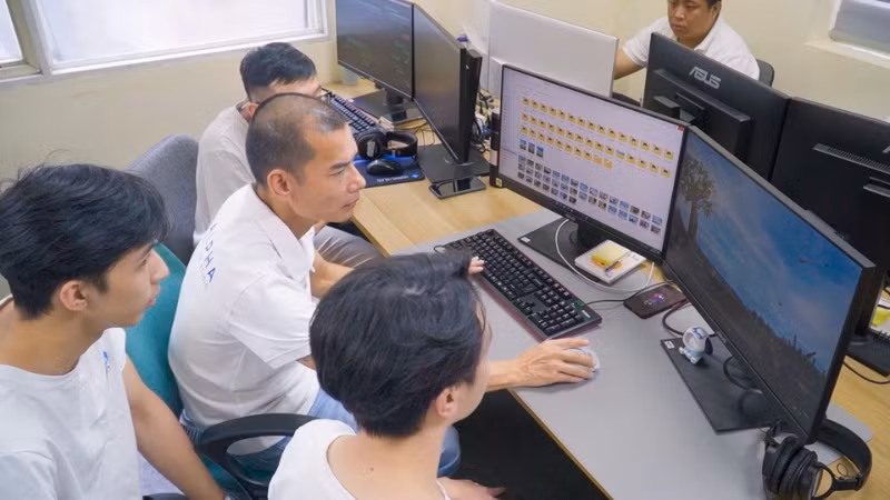 Ê-kíp Alpha Studio tập trung cao độ để sản phẩm sớm đến với khán giả. Ê-kíp Alpha Studio tập trung cao độ để sản phẩm sớm đến với khán giả.
