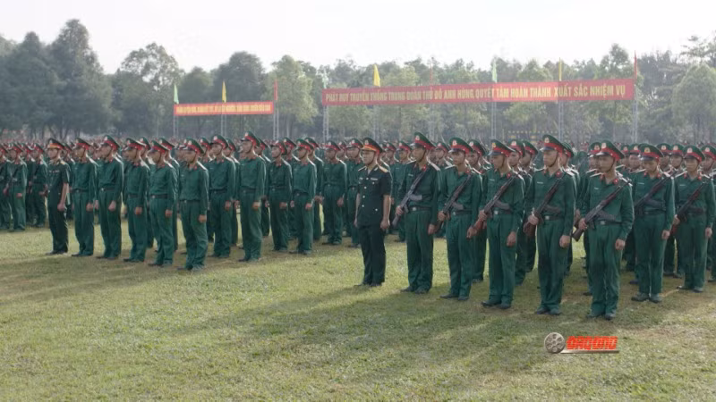 Hình ảnh đầy trang nghiêm trong phim tài liệu "Tiến bước dưới Quân kỳ" tập 2.