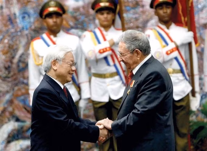 Tổng Bí thư Nguyễn Phú Trọng gặp Bí thư Thứ nhất Ban chấp hành Trung ương Đảng Cộng sản Cuba, Chủ tịch Hội đồng Nhà nước và Hội đồng Bộ trưởng Cộng hòa Cuba Raul Castro Ruz trong chuyến thăm cấp nhà nước đến Cuba, tháng 3/2018. (Ảnh: Bộ Ngoại giao)