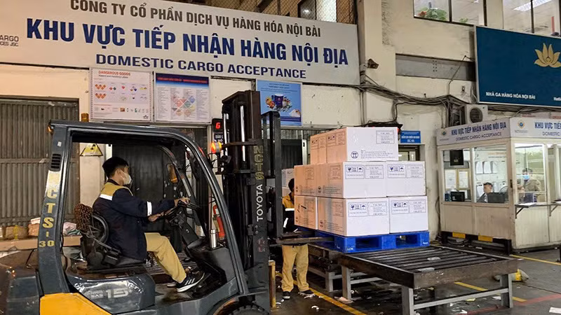 Vận chuyển vắc-xin phòng bệnh sởi đến các địa phương. (Ảnh Vũ Đoàn)