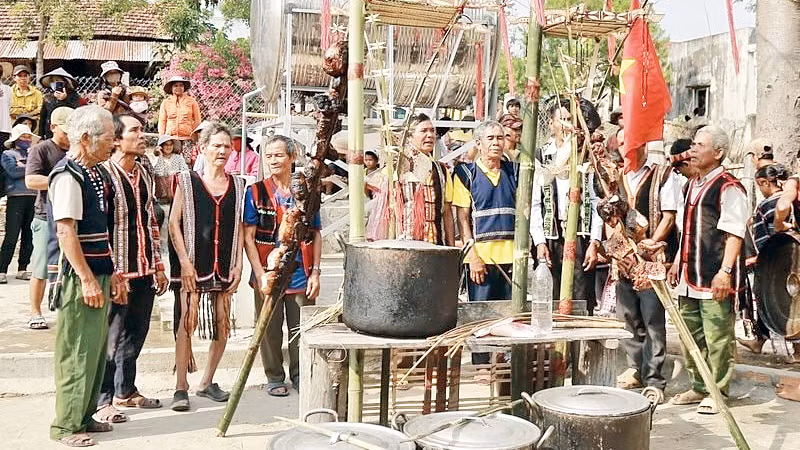 Hội đồng già làng thực hiện nghi lễ Sơmă Kơcham.