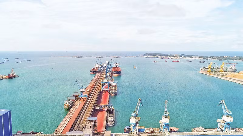Với vị trí đắc địa và lợi thế vốn có, cảng biển nước sâu Dung Quất hội tụ đủ điều kiện phát triển toàn diện.