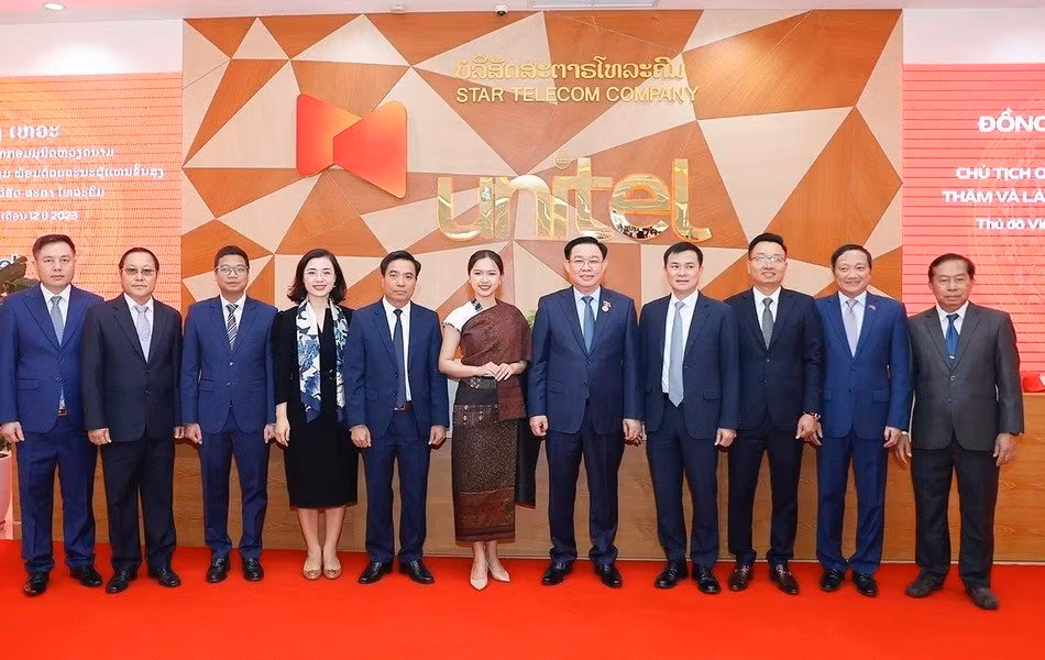 Chủ tịch Quốc hội Vương Đình Huệ cùng tập thể lãnh đạo Công ty Star Telecom. (Ảnh: TTXVN)