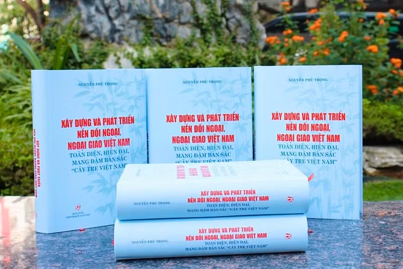 Cuốn sách Xây dựng và phát triển nền đối ngoại, ngoại giao Việt Nam toàn diện, hiện đại, mang đậm bản sắc “cây tre Việt Nam” của Tổng Bí thư Nguyễn Phú Trọng.