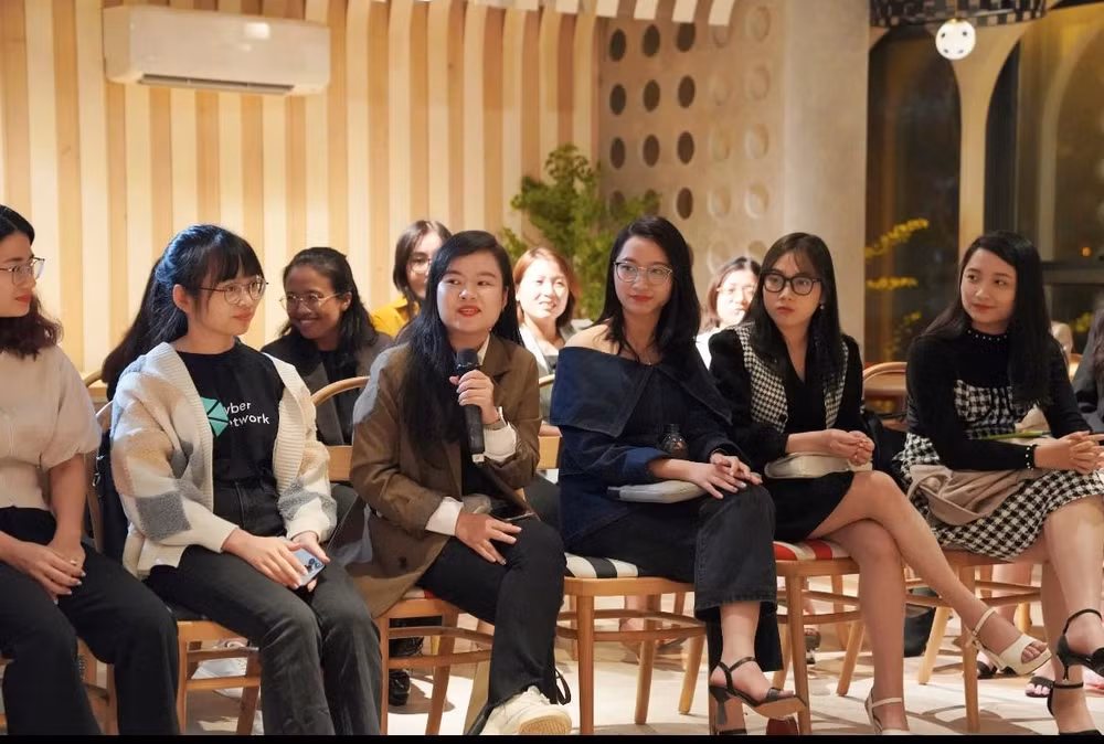 Khách mời thảo luận cùng diễn giả về cơ hội xây dựng nghề nghiệp của phụ nữ trong thế giới Web 3.0.