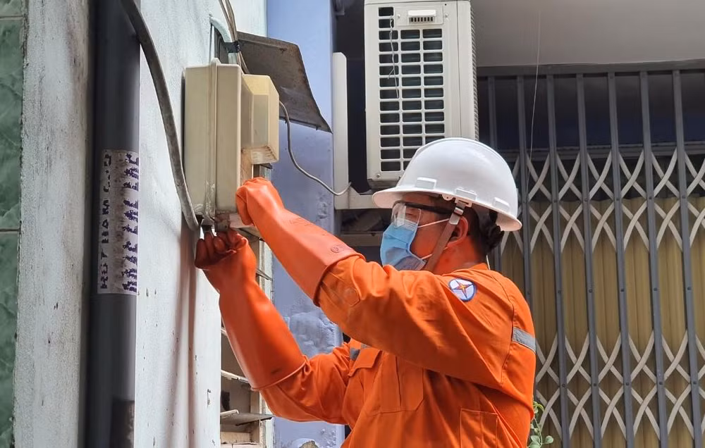 Công nhân Tổng công ty Điện lực Thành phố Hồ Chí Minh kiểm tra điện. Công nhân Tổng công ty Điện lực Thành phố Hồ Chí Minh kiểm tra điện.