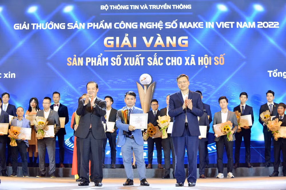 Nền tảng Quản lý tiêm chủng vaccine phòng Covid-19 đoạt giải Vàng tại hạng mục “Sản phẩm xuất sắc cho Xã hội số” ở giải thưởng Sản phẩm Công nghệ số Make in Viet Nam.