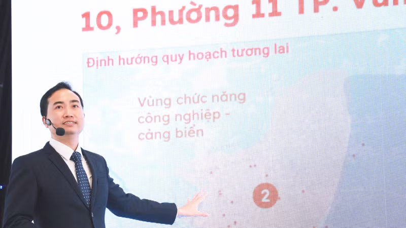 Ông Đinh Minh Tuấn, Giám đốc khu vực miền nam của Batdongsan.com.vn thuyết trình tại sự kiện.