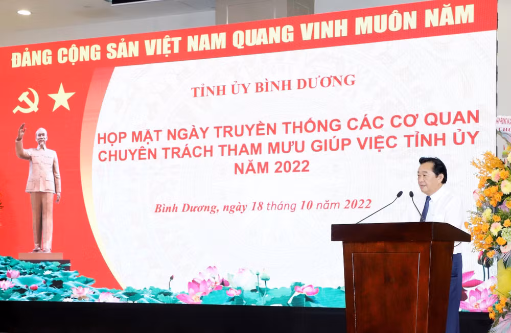 Đồng chí Nguyễn Hoàng Thao, Phó Bí thư Thường trực Tỉnh ủy Bình Dương, chúc mừng Ngày truyền thống các cơ quan chuyên trách tham mưu giúp việc Tỉnh ủy. Đồng chí Nguyễn Hoàng Thao, Phó Bí thư Thường trực Tỉnh ủy Bình Dương, chúc mừng Ngày truyền thống các cơ quan chuyên trách tham mưu giúp việc Tỉnh ủy.