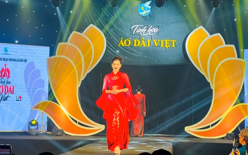 Màn trình diễn áo dài tại chương trình. 