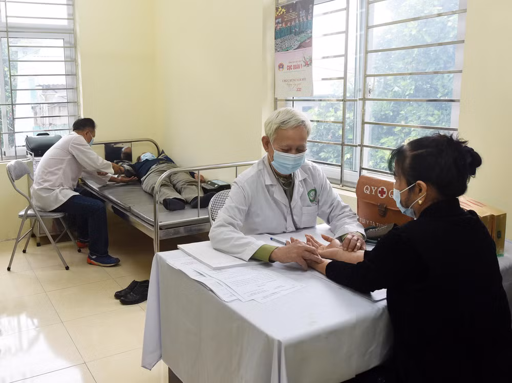 Dù tuổi cao, ông vẫn tích cực cùng các đoàn công tác y tế lên các thôn bản vùng cao, vùng sâu, vùng xa thuộc các tỉnh biên giới như: Lạng Sơn, Cao Bằng, Thái Nguyên… Mỗi chuyến đi như vậy kéo dài từ 1 đến 2 tuần, khám, chữa bệnh miễn phí cho hàng nghìn lượt đồng bào dân tộc thiểu số. Dù tuổi cao, ông vẫn tích cực cùng các đoàn công tác y tế lên các thôn bản vùng cao, vùng sâu, vùng xa thuộc các tỉnh biên giới như: Lạng Sơn, Cao Bằng, Thái Nguyên… Mỗi chuyến đi như vậy kéo dài từ 1 đến 2 tuần, khám, chữa bệnh miễn phí cho hàng nghìn lượt đồng bào dân tộc thiểu số.