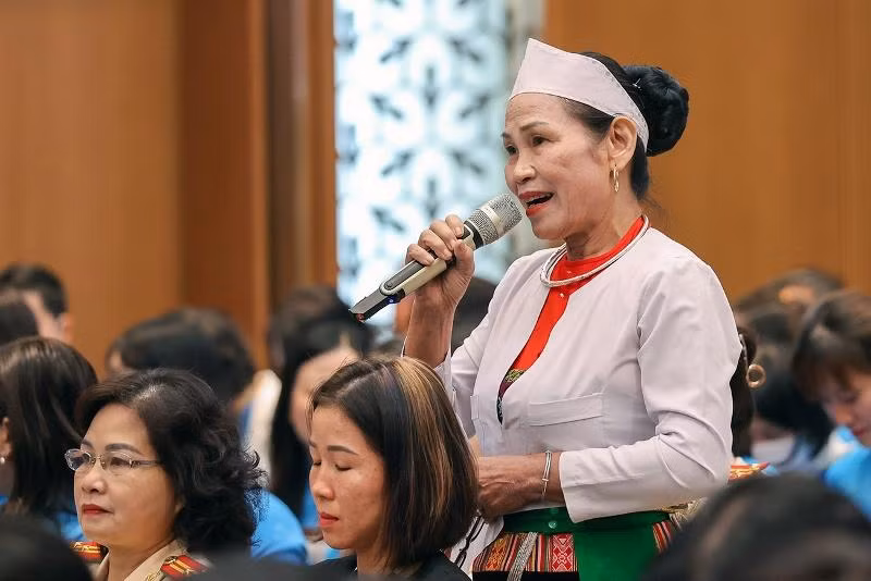 Chị Nguyễn Thị Bình, người dân tộc Mường, Chủ nhiệm Hợp tác xã Bản Dao tỉnh Hòa Bình đặt câu hỏi tại Hội nghị. Thủ tướng tặng hoa vinh danh phụ nữ tiêu biểu thực hiện 2 đề án của Chính phủ.