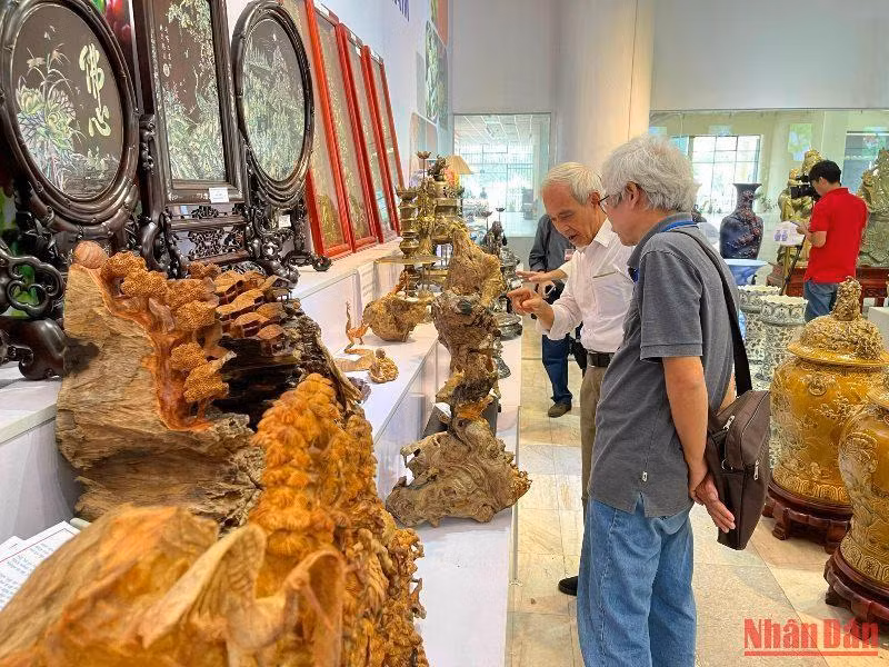 Điểm trưng bày sản phẩm làng nghề truyền thống Việt Nam. Điểm trưng bày sản phẩm làng nghề truyền thống Việt Nam.