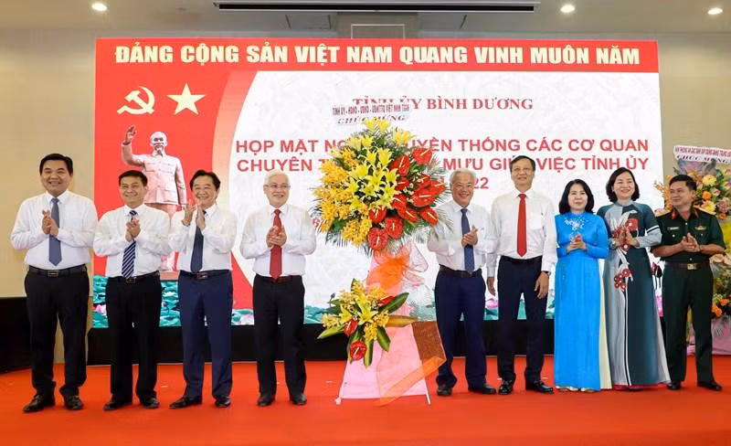 Lãnh đạo Tỉnh ủy Bình Dương trao tặng hoa nhân Ngày truyền thống các cơ quan chuyên trách tham mưu giúp việc Tỉnh ủy. Lãnh đạo Tỉnh ủy Bình Dương trao tặng hoa nhân Ngày truyền thống các cơ quan chuyên trách tham mưu giúp việc Tỉnh ủy.