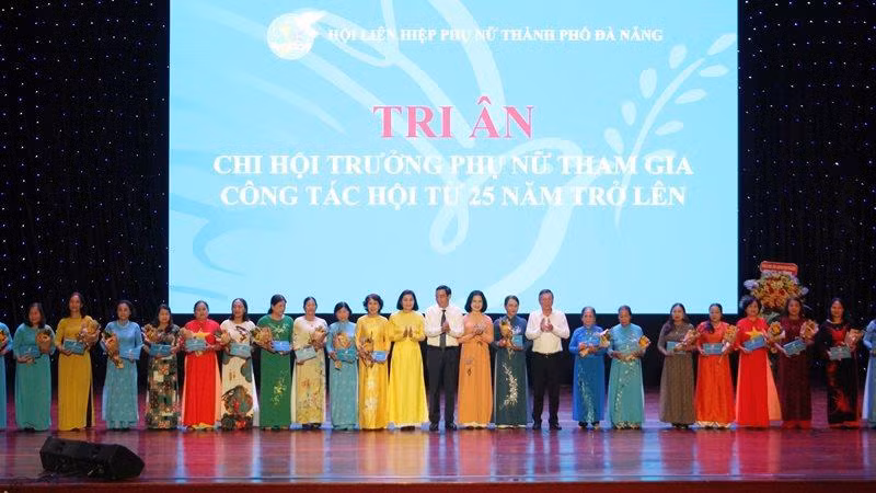 Tuyên dương 28 chi hội trưởng tiêu biểu.