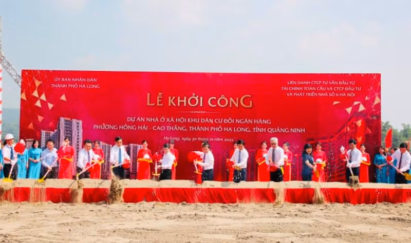Các đại biểu tham dự lễ động thổ khởi công xây dựng dự án Khu nhà ở xã hội Khu dân cư đồi Ngân hàng tại thành phố Hạ Long.