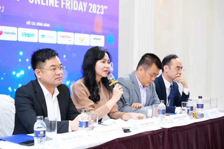 Đại diện Ban tổ chức trả lời câu hỏi trong buổi họp báo.