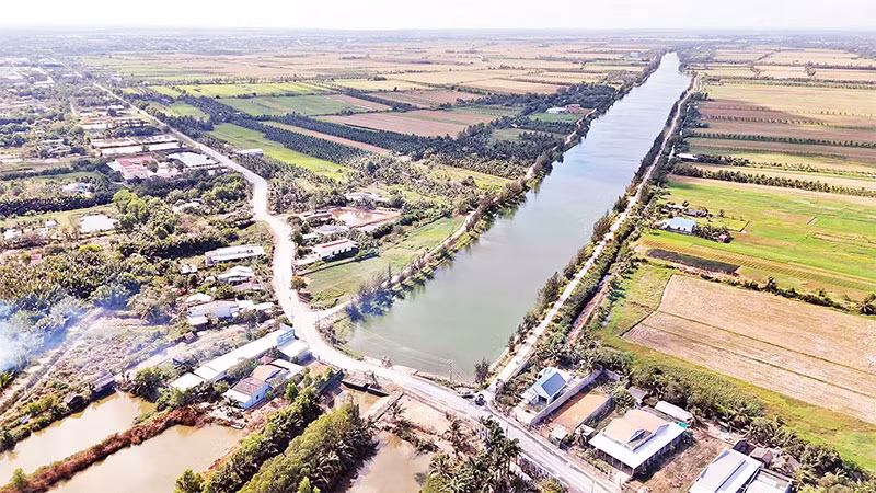 Hồ chứa nước ngọt Kênh Lấp (huyện Ba Tri) diện tích 60 ha, dung tích chứa khoảng 800.000 m3 đang phục vụ nước sinh hoạt cho gần 200.000 người dân. 