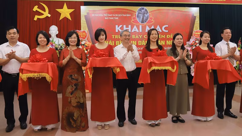 Các đại biểu cắt băng khai mạc trưng bày chuyên đề "Thái Bình in dấu chân Người".