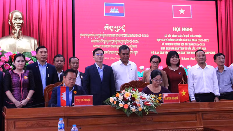 ãnh đạo Ban Dân vận Tỉnh ủy Đắk Lắk và Ban Dân vận Đảng Nhân dân tỉnh Mondulkiri ký kết chương trình phối hợp hoạt động năm 2024-2025.