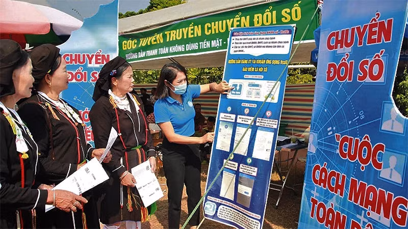Bảo hiểm xã hội huyện Tiên Yên, Quảng Ninh, tuyên truyền các dịch vụ chuyển đổi số cho người dân xã Hải Lạng. (Ảnh: Quang Thọ)