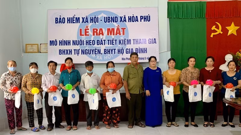 Bảo hiểm xã hội huyện Châu Thành, Long An phối hợp UBND xã Hòa Phú ra mắt mô hình nuôi heo đất tiết kiệm tham gia bảo hiểm xã hội tự nguyện, bảo hiểm y tế hộ gia đình. (Ảnh: Tâm Trung)