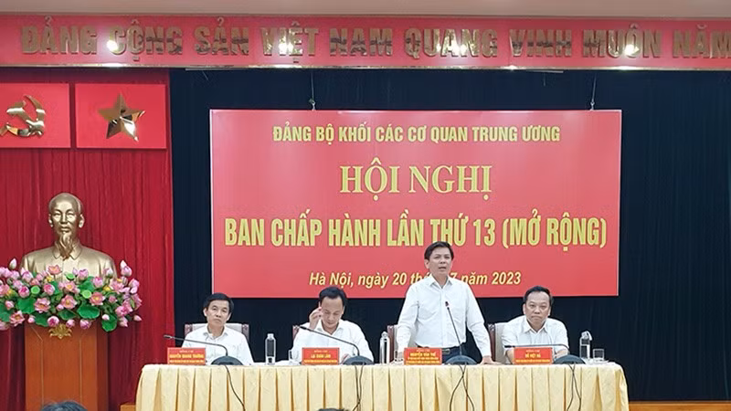 Đồng chí Nguyễn Văn Thể, Ủy viên Trung ương Đảng, Bí thư Đảng ủy Khối phát biểu tại hội nghị.