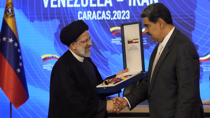 Tổng thống Iran Ebrahim Raisi (trái) gặp gỡ người đồng cấp Venezuela Nicolas Maduro. (Ảnh: AP)